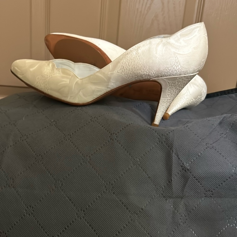 Stuart Weitzman Cream Heels